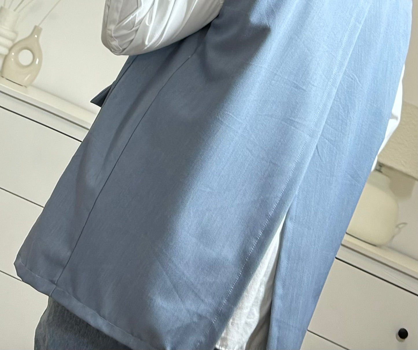 Blazer bleu ciel sans manches avec fente